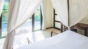 Premium bedding, in-room safe, individually decorated