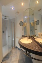 Quarto casal | Banheiro | Produtos de toalete grátis, secador de cabelo, toalhas de banho 