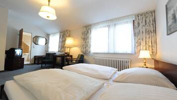 Double Room | Hypo-allergenic bedding, in-room safe, individually furnished, desk