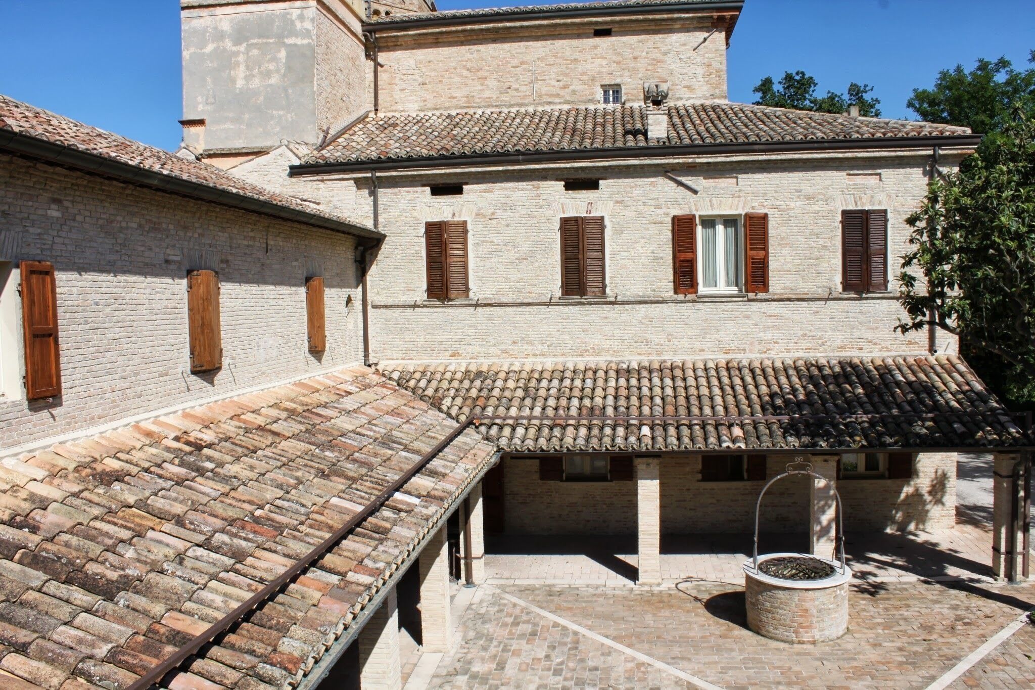 Un bâtiment traditionnel avec un toit en tuiles et une cour intérieure.