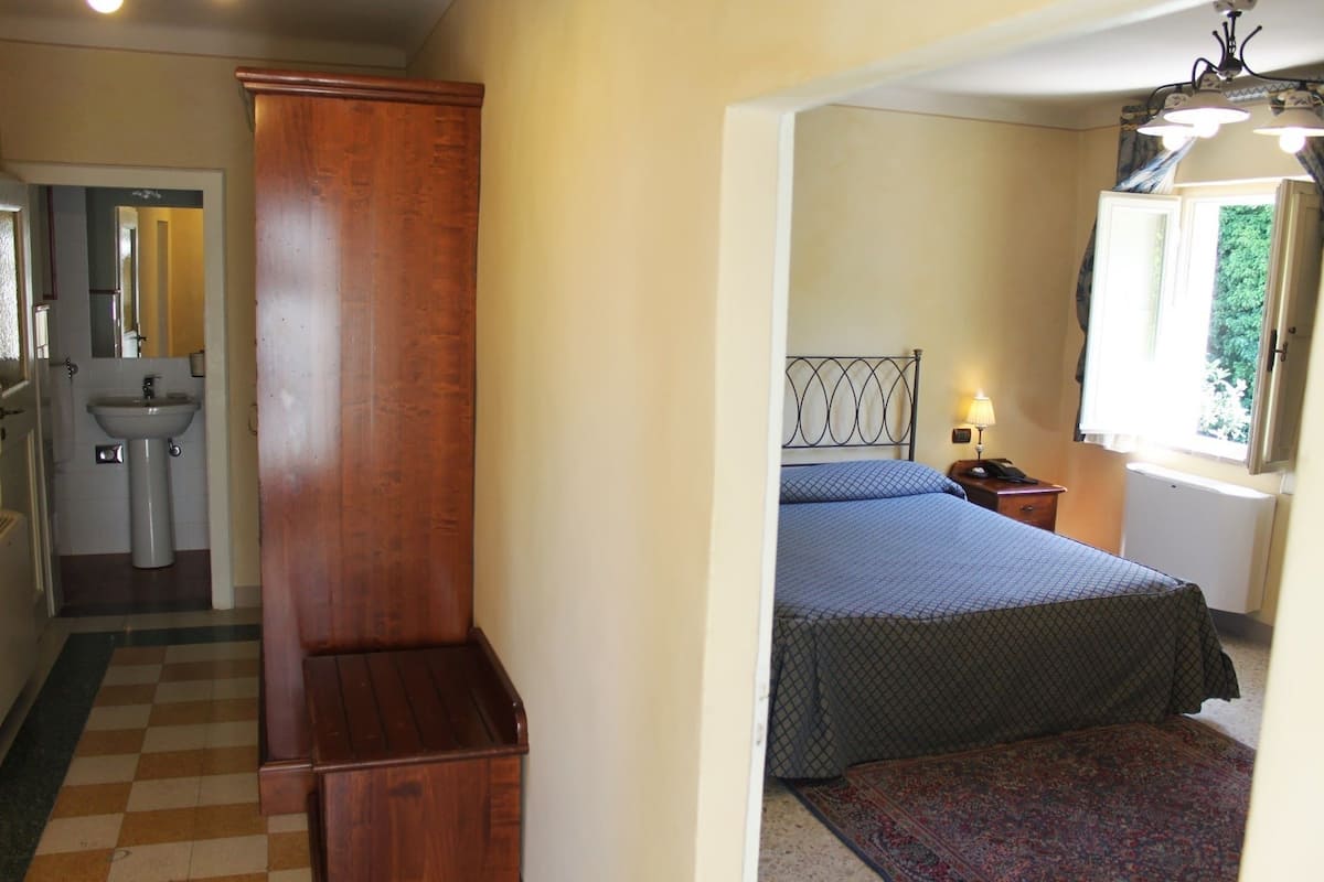 Hypo-allergenic bedding, minibar, in-room safe, desk