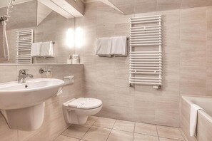 Combined shower/bathtub, towels, soap, shampoo - Dom Oliwski (Gdansk)