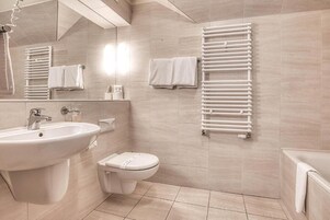 Combined shower/tub, towels, soap, shampoo