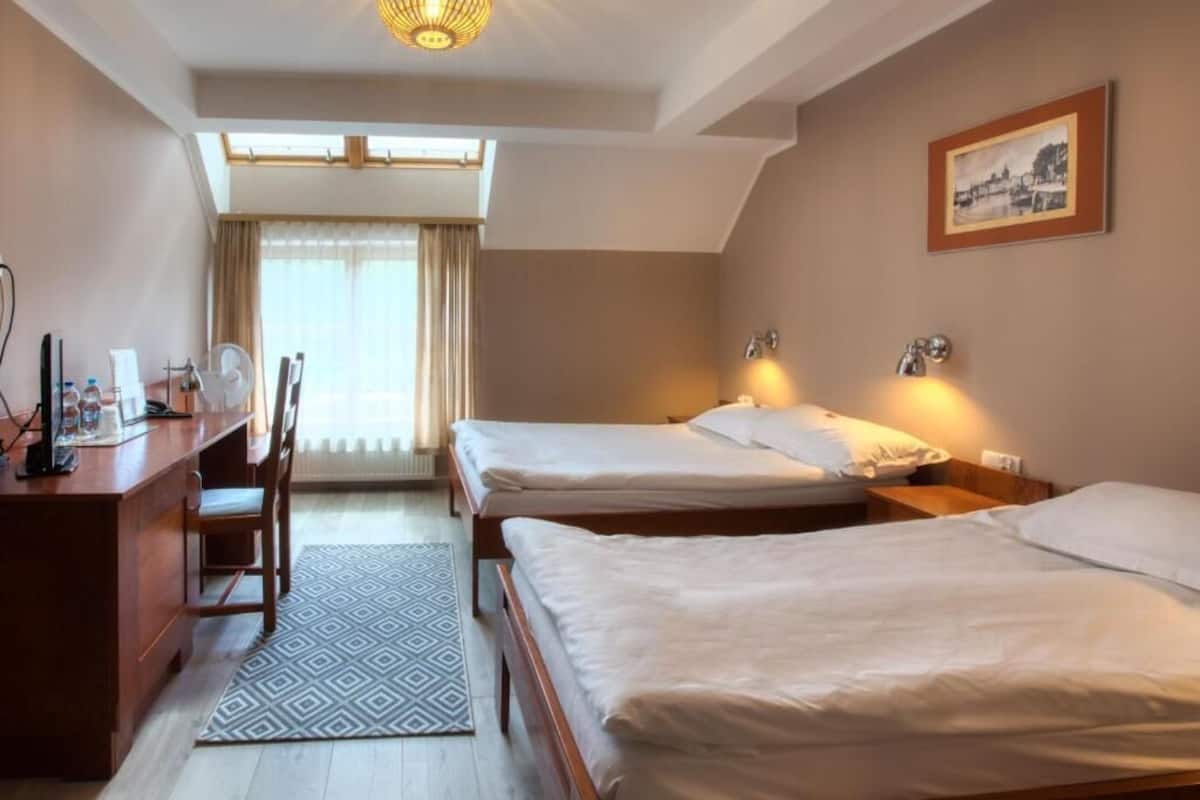 Classic Triple Room | Desk, laptop workspace, free WiFi