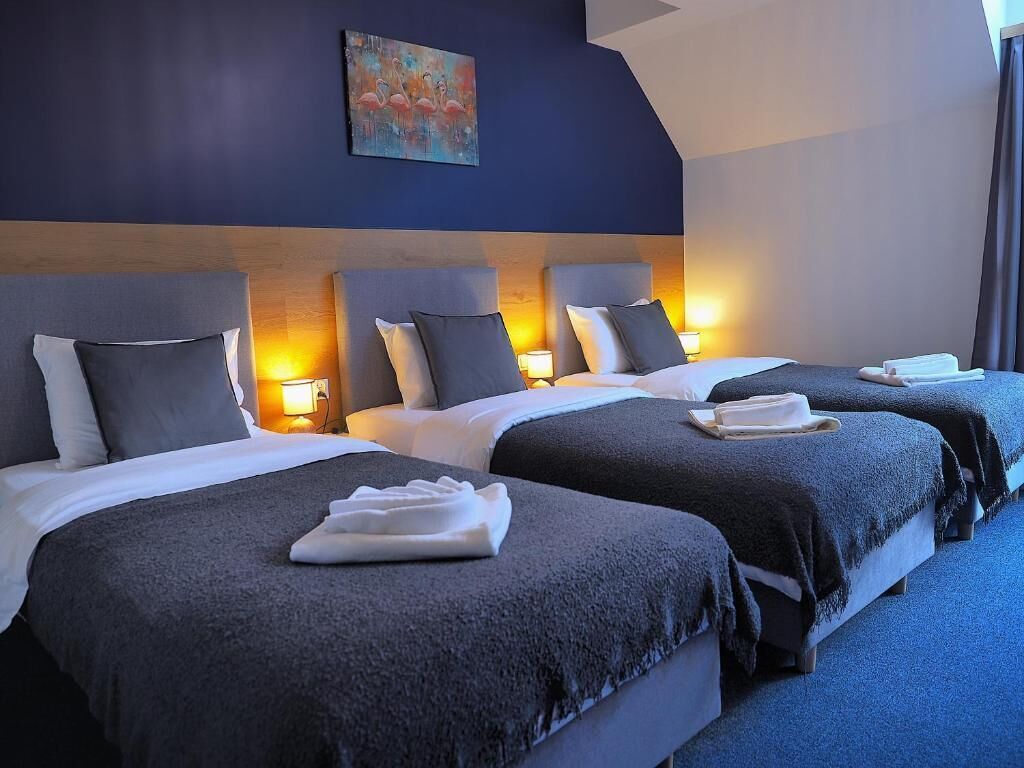 Classic Triple Room | Desk, laptop workspace, free WiFi, bed sheets