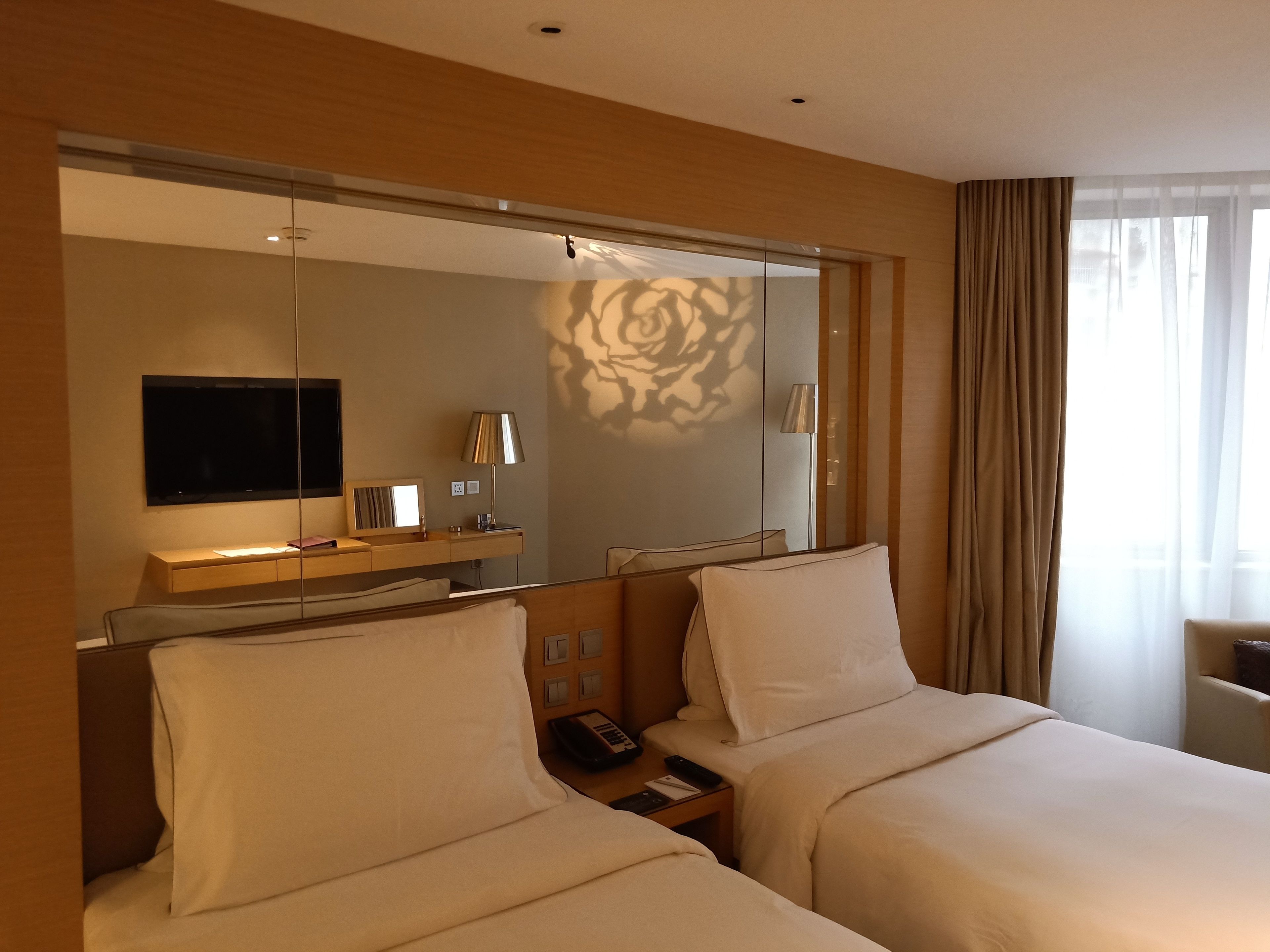 deluxe twin room | minibar, in-room safe, desk, iron/ironing board