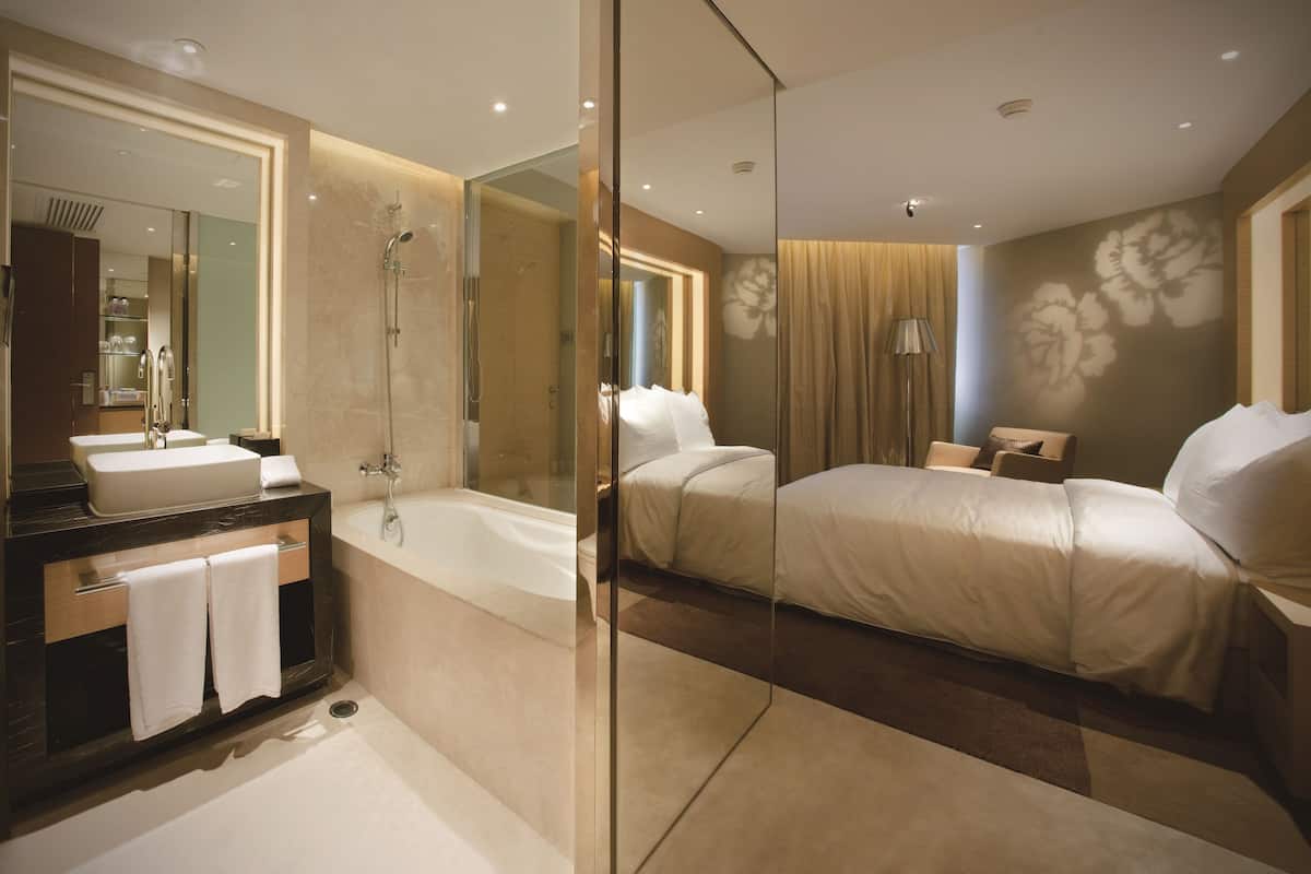 deluxe queen room | minibar, in-room safe, desk, iron/ironing board