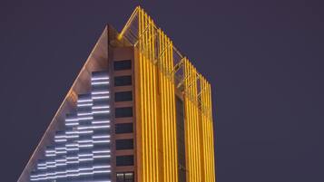 Majoituspaikan julkisivu illalla/yöllä