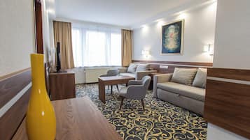 Classic Apartment, Mountain View | Ruang tamu | TV