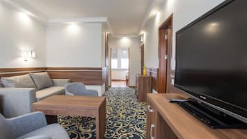 Classic-Apartment, Bergblick | Wohnbereich | Fernseher