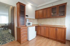 Classic Apartment, Mountain View | Private kitchen - Hotel Arpad Tatabanya (Tatabanya)