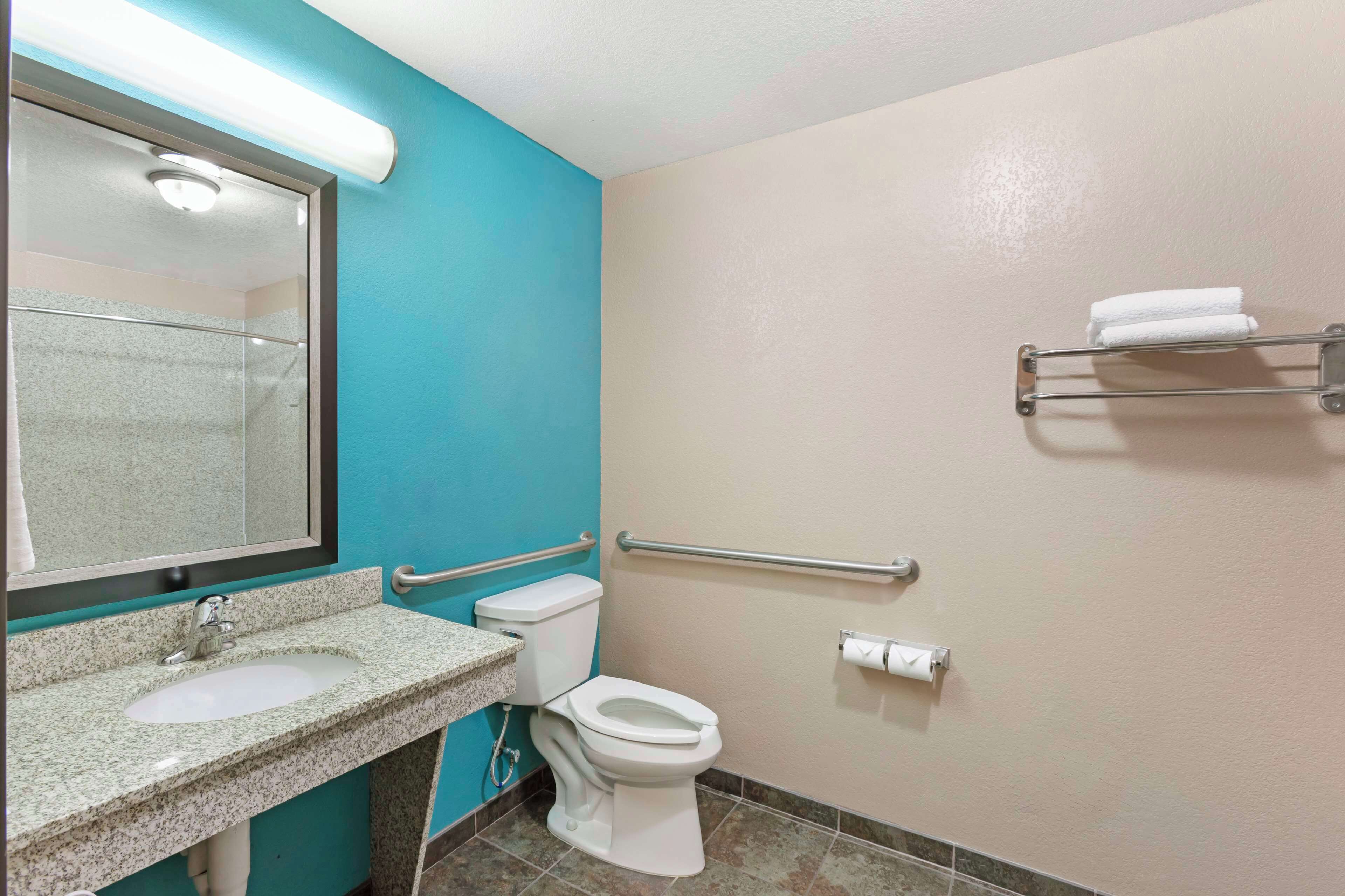 combined shower/bathtub, hair dryer, towels