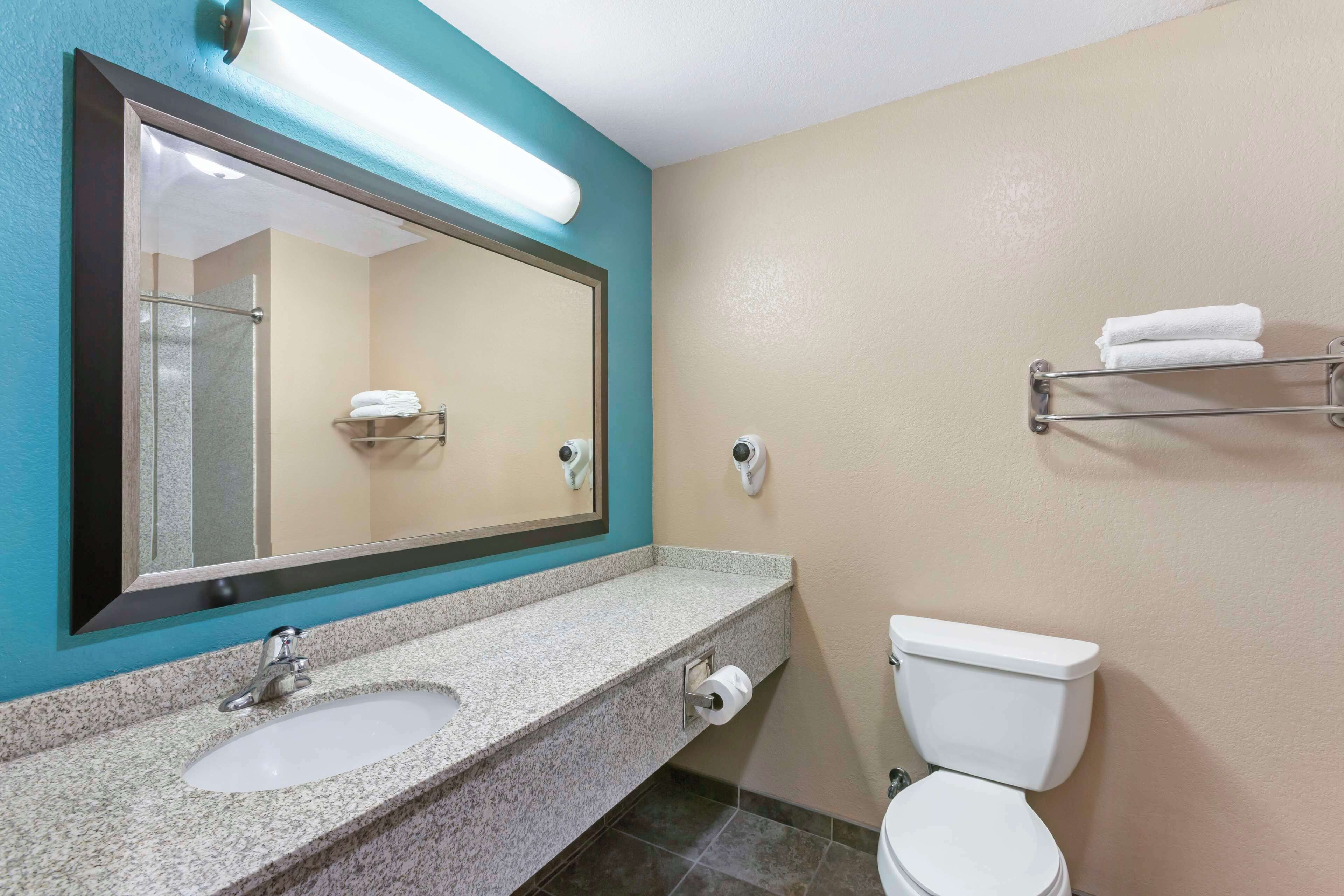 combined shower/bathtub, hair dryer, towels