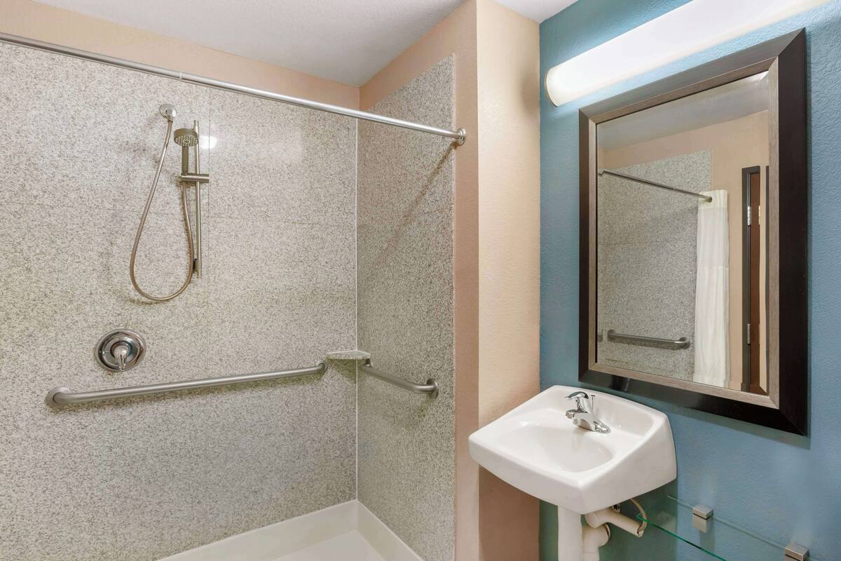 suite, 1 king bed, accessible, non smoking | bathroom | combined shower/bathtub, hair dryer, towels