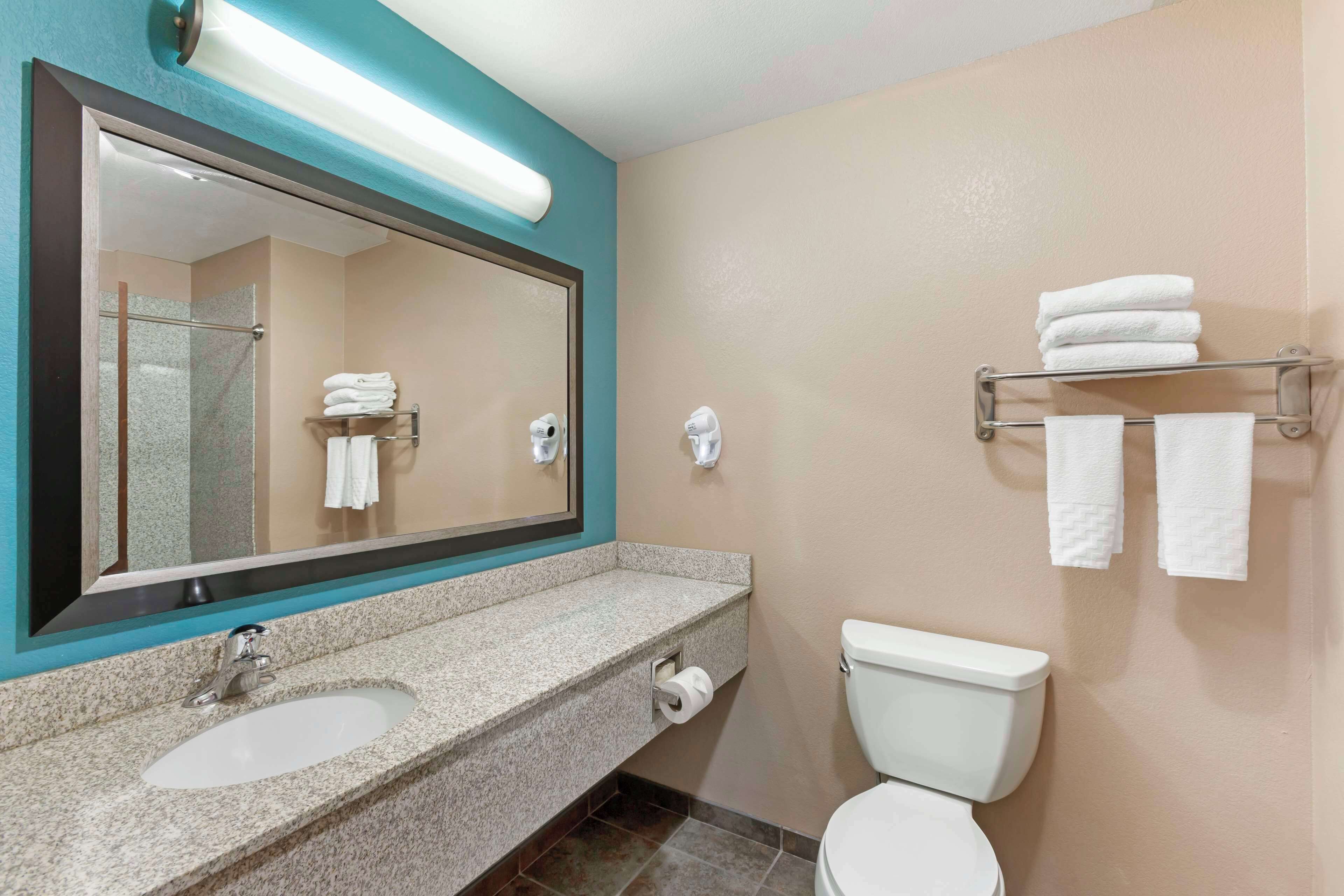combined shower/bathtub, hair dryer, towels