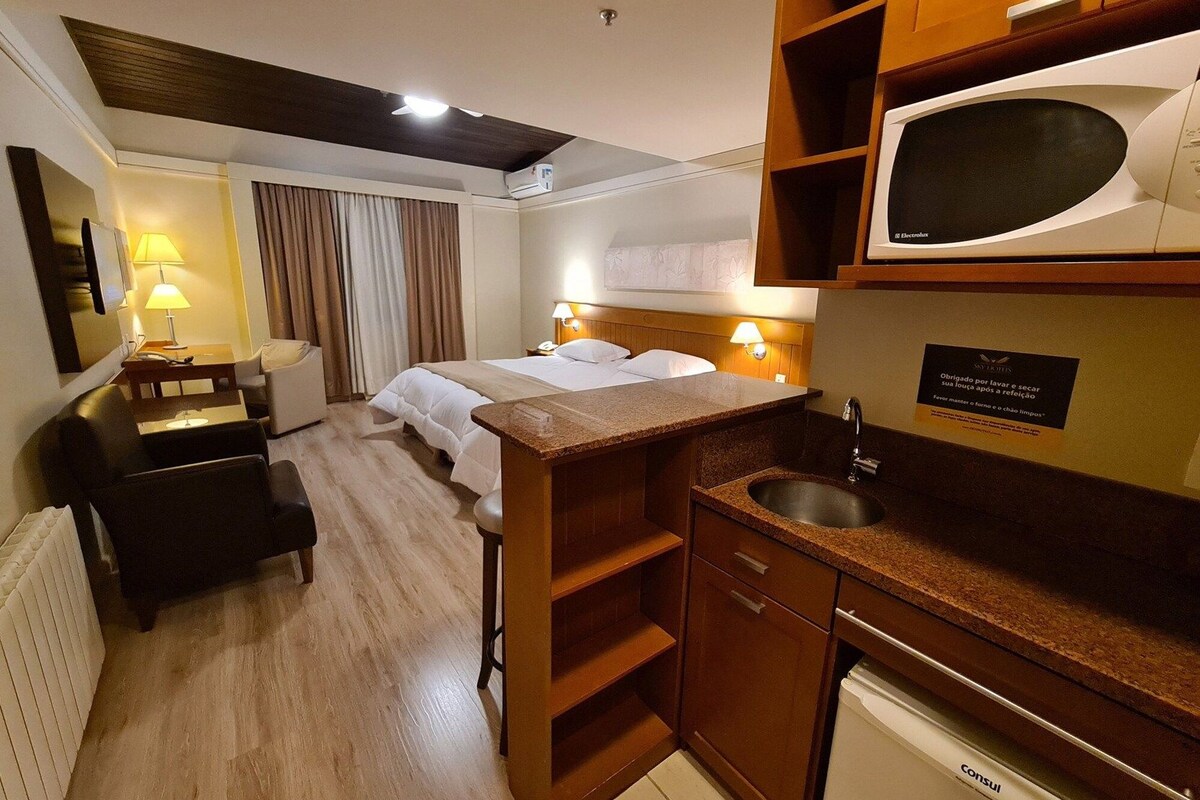 Ropa de cama hipoalergénica, minibar, escritorio y cortinas blackout 