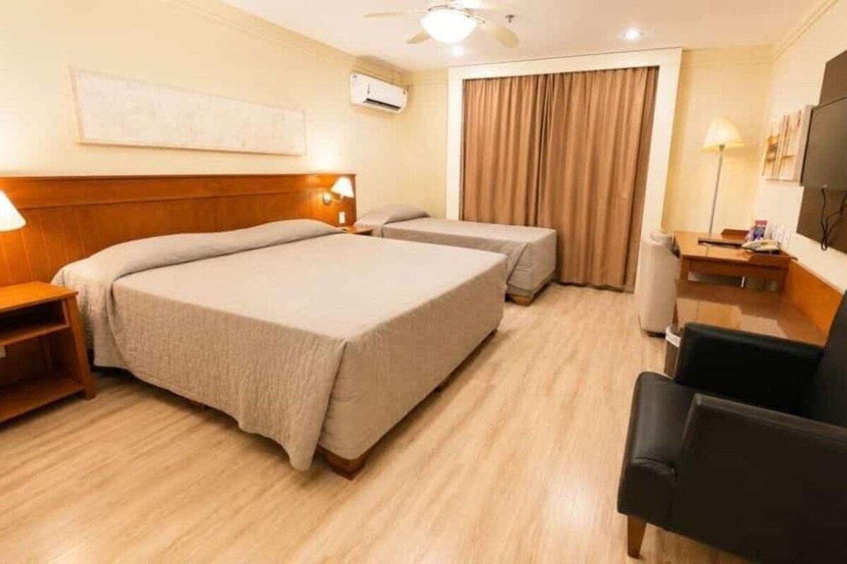 Ropa de cama hipoalergénica, minibar, escritorio y cortinas blackout 