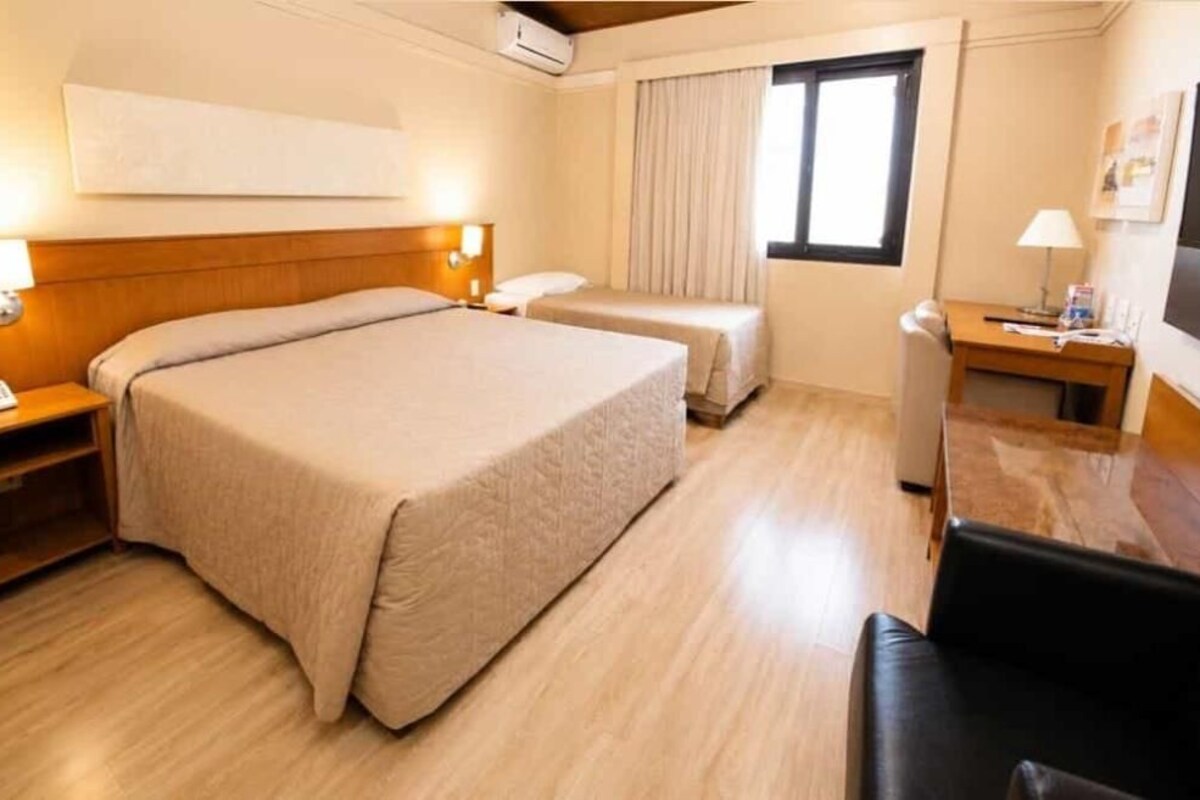 Ropa de cama hipoalergénica, minibar, escritorio y cortinas blackout 