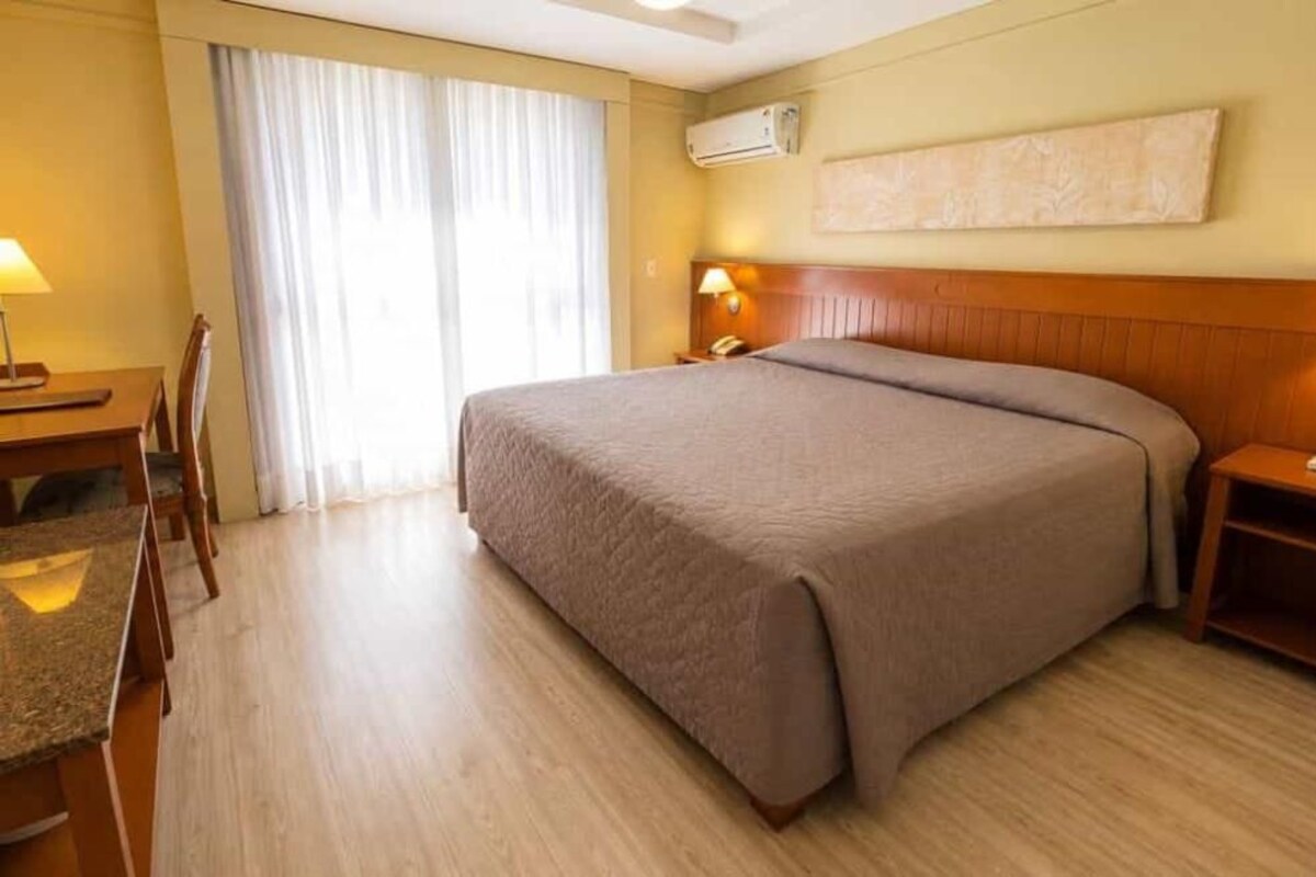 Ropa de cama hipoalergénica, minibar, escritorio y cortinas blackout 