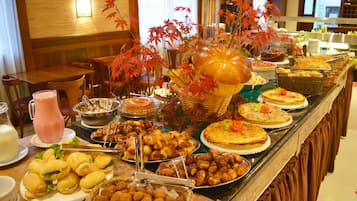 Desayuno con opciones de la cocina local incluido todos los días