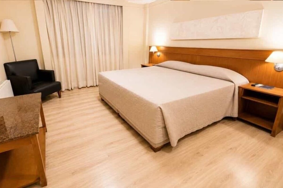 Ropa de cama hipoalergénica, minibar, escritorio y cortinas blackout 