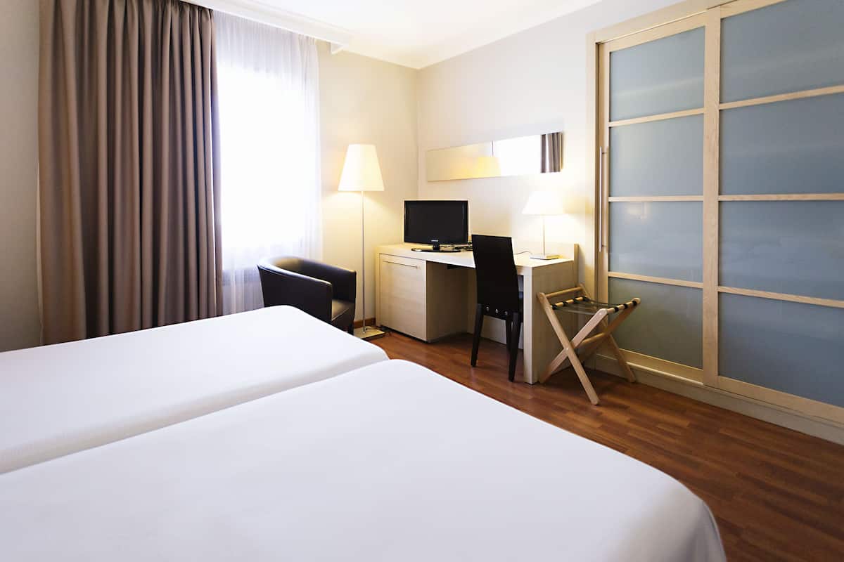 in-room safe, desk, soundproofing, free wifi