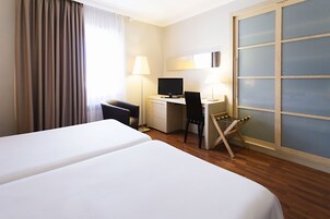 Caja fuerte, escritorio, sistema de insonorización y wifi gratis