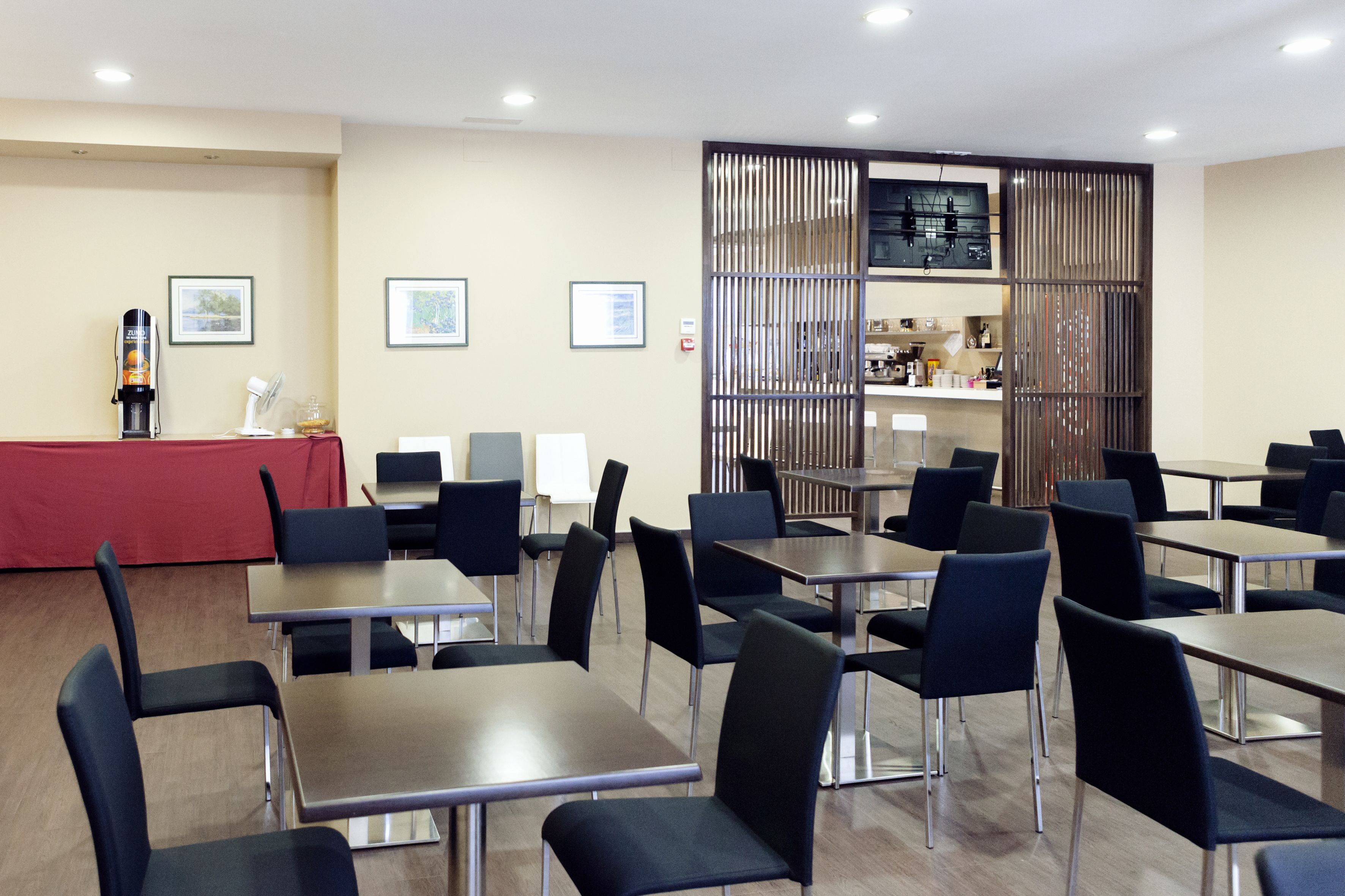 매일 뷔페 아침  식사(1인당 EUR 8.80)