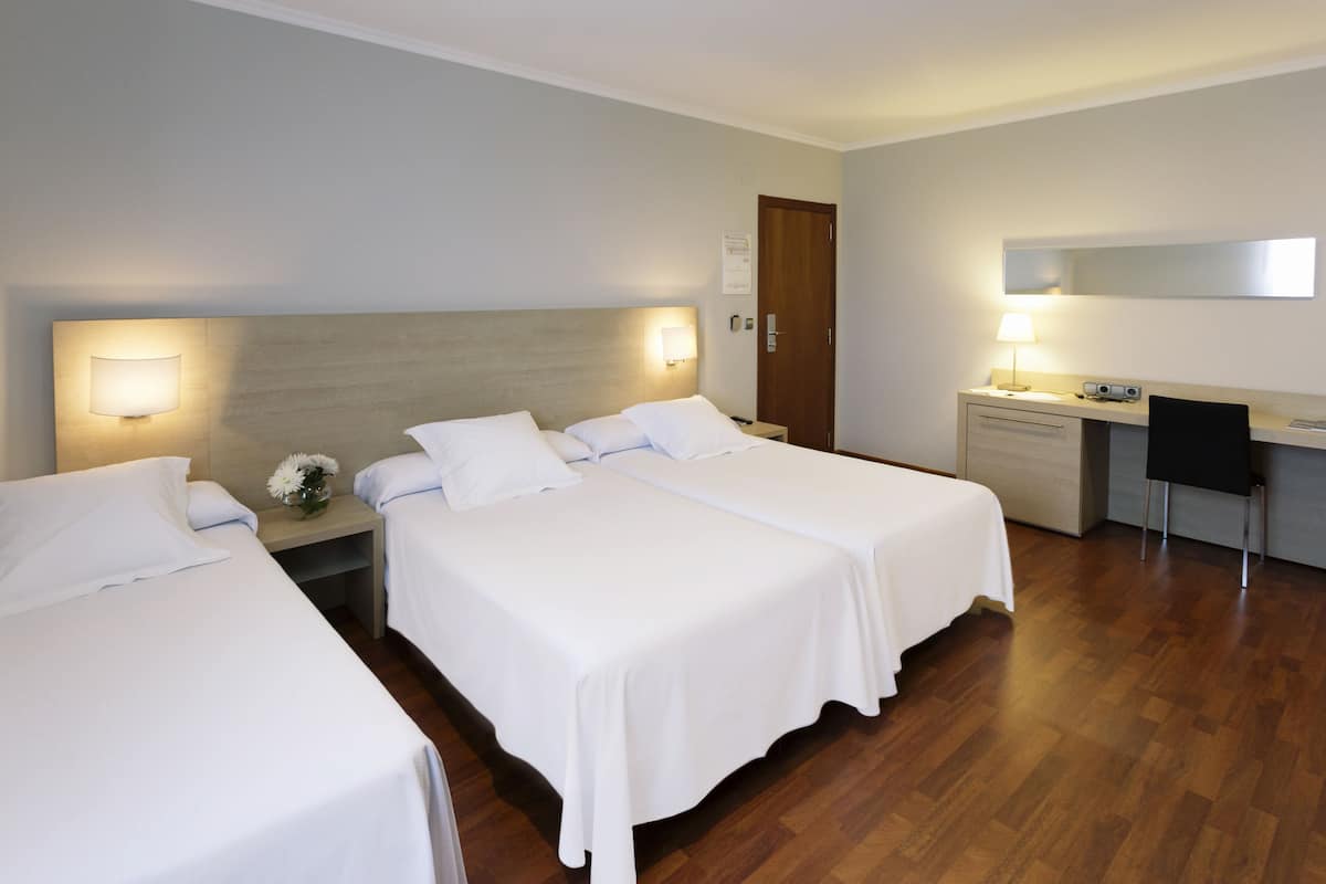 in-room safe, desk, soundproofing, free wifi