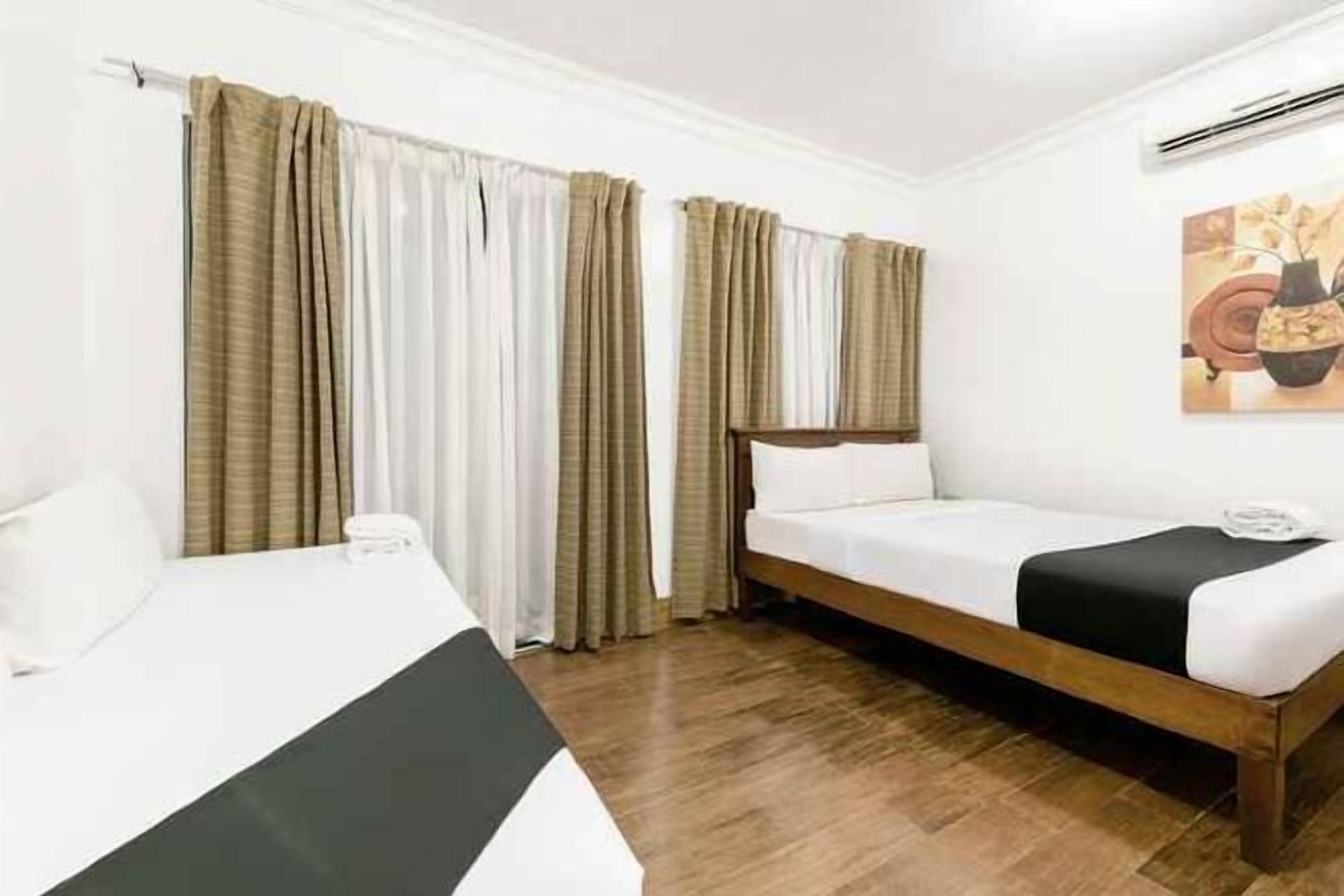 مكتب وملاءات أسرّة