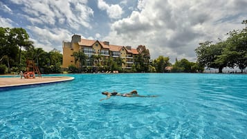 3 outdoor pools