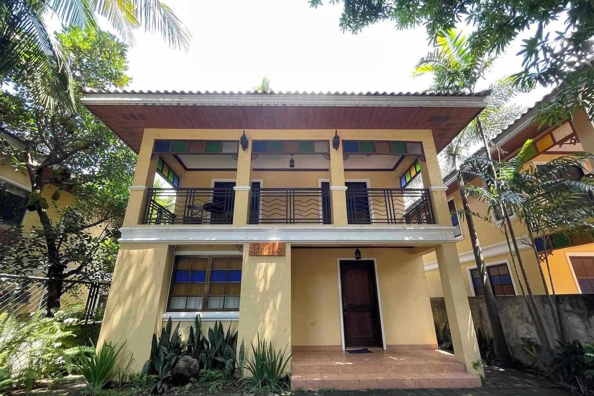 A two-story building with a balcony, a door, and a sign that reads "Bonnilla".