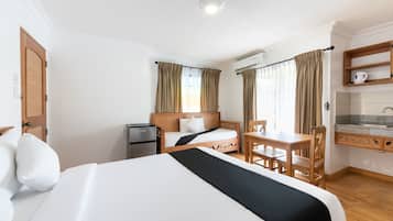 1 habitación, escritorio y ropa de cama