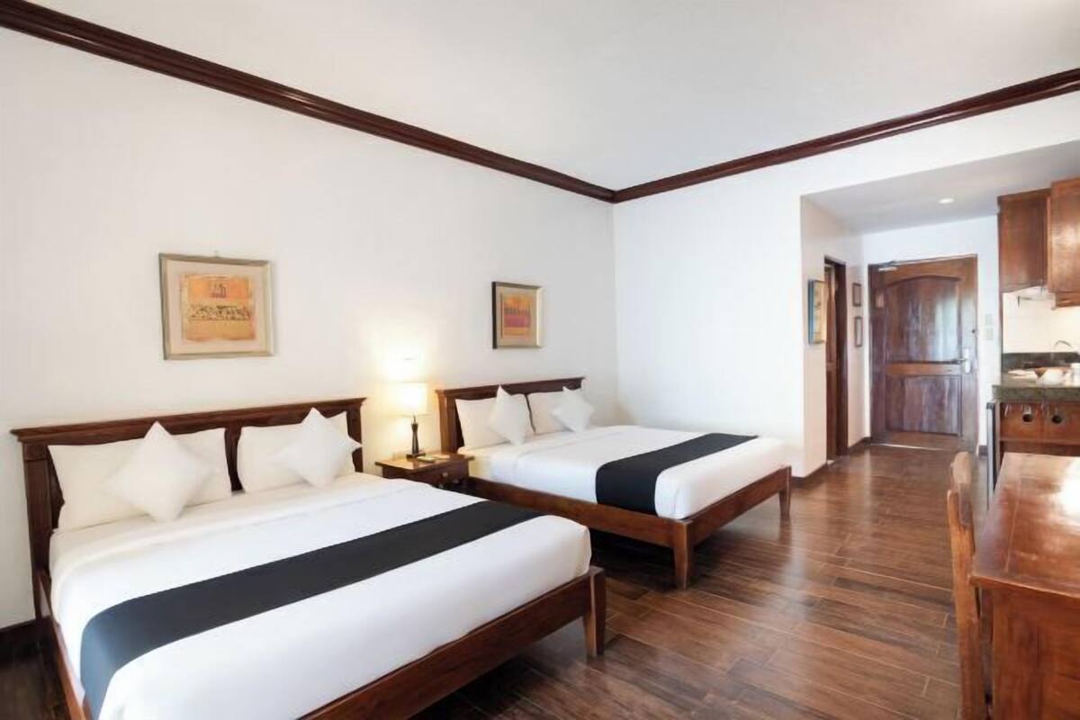 1 bedroom, desk, bed sheets