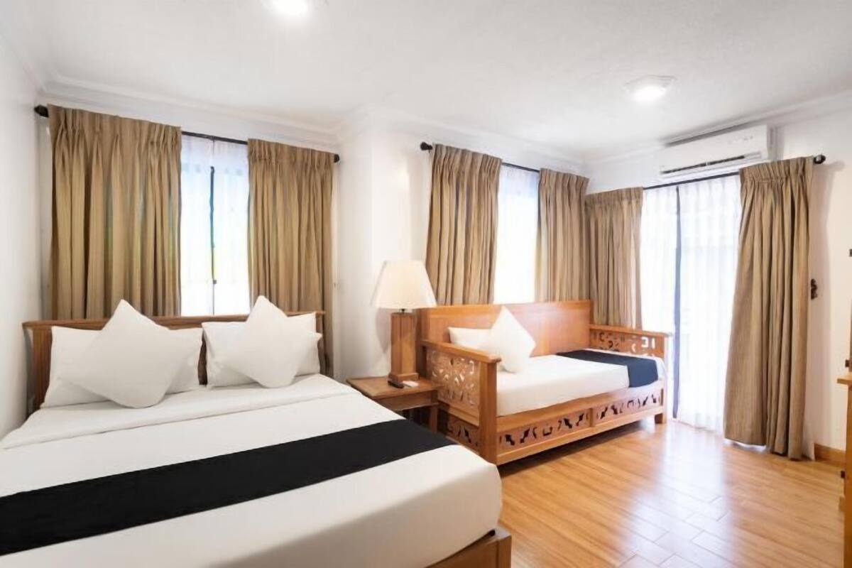 1 bedroom, desk, bed sheets