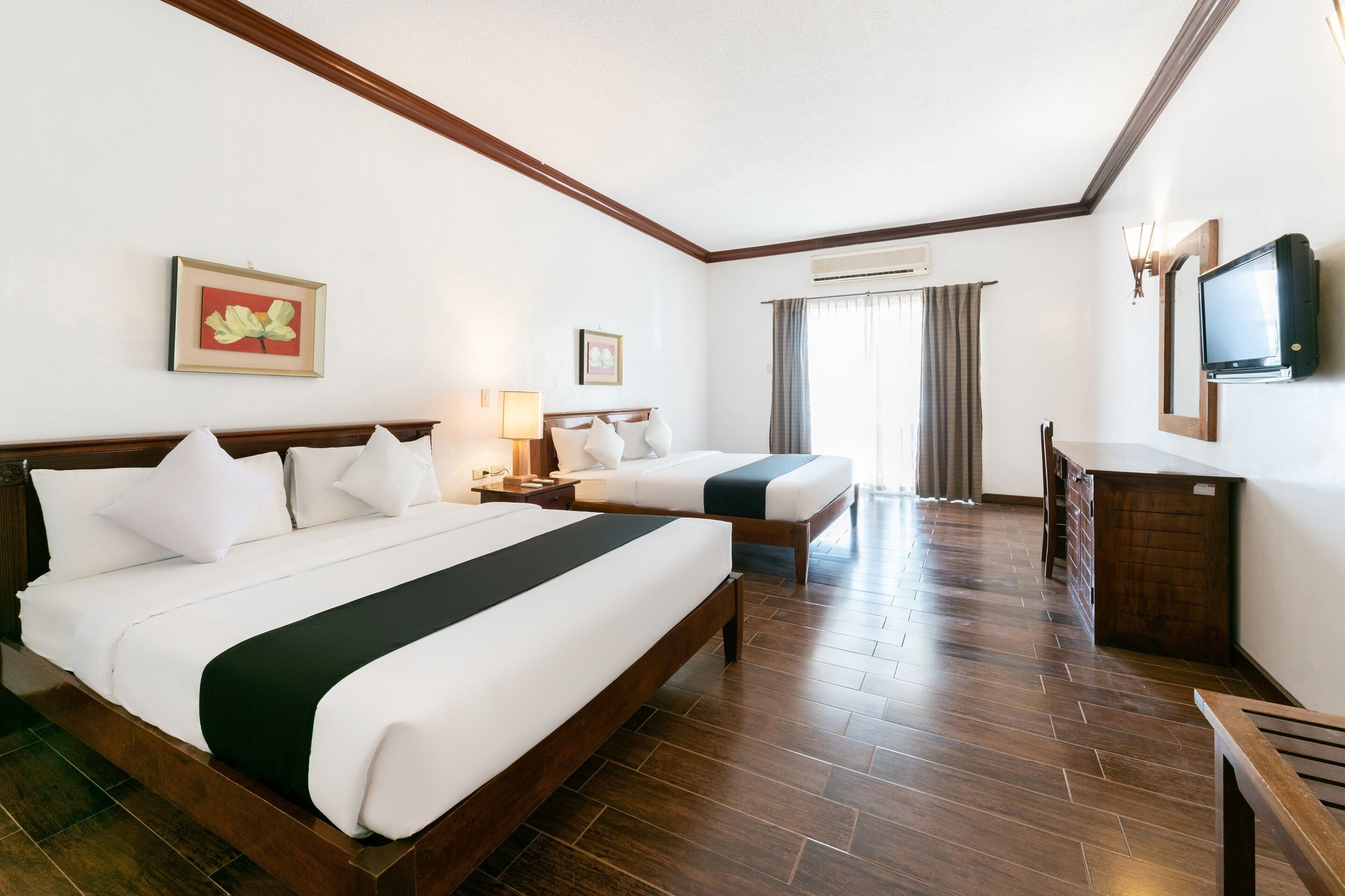 家庭客房 (Lakefront) | 書桌、床單