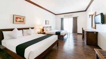 Lakefront Family Room | Desk, bed sheets