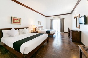 家庭房 (Lakefront) | 办公桌、床单