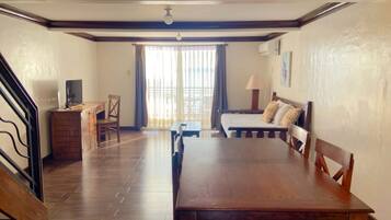 Premier Family Room | Desk, bed sheets