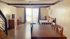 Premier Family Room | 办公桌、床单