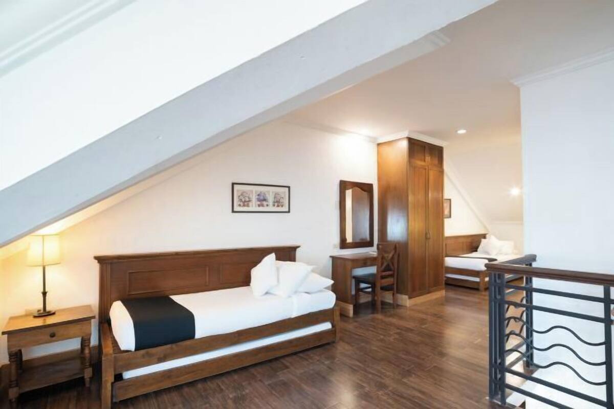 1 bedroom, desk, bed sheets
