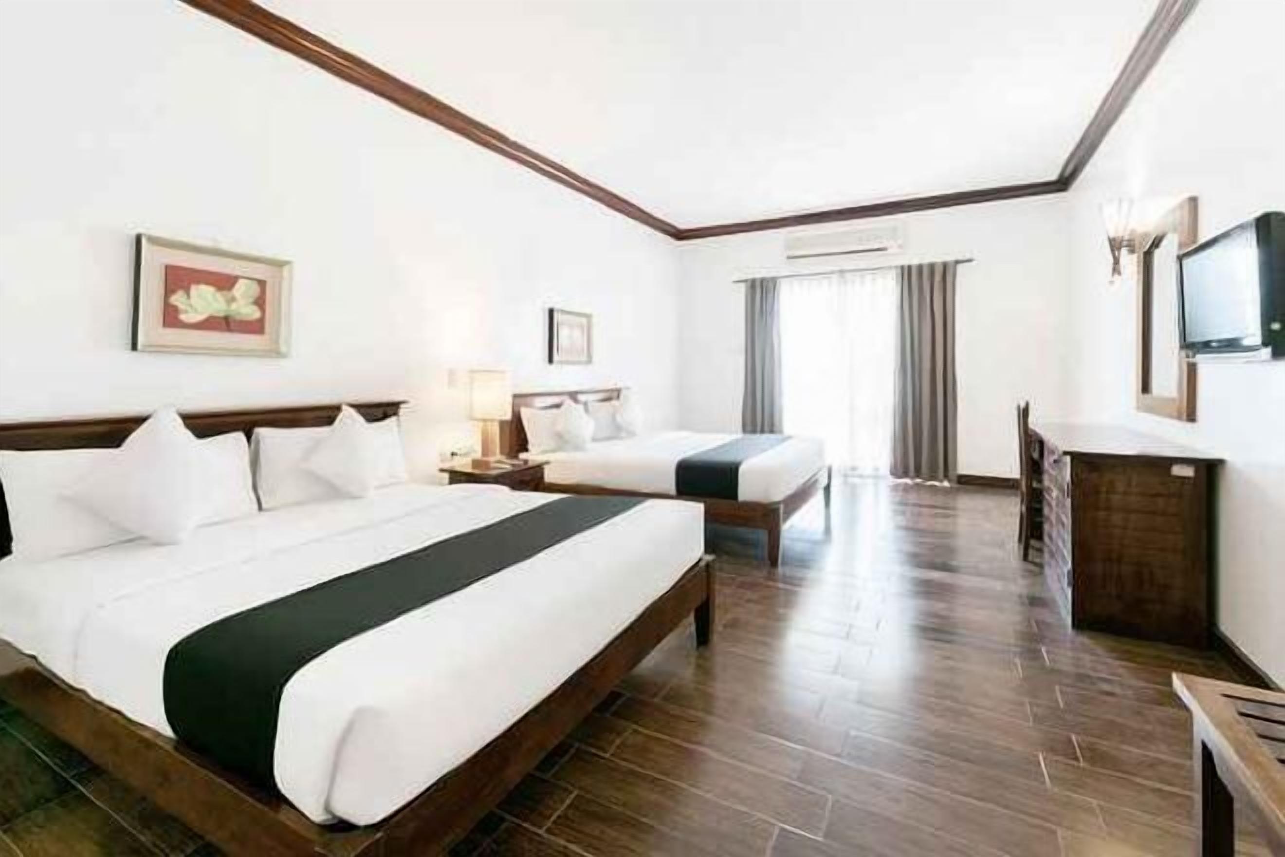 مكتب وملاءات أسرّة