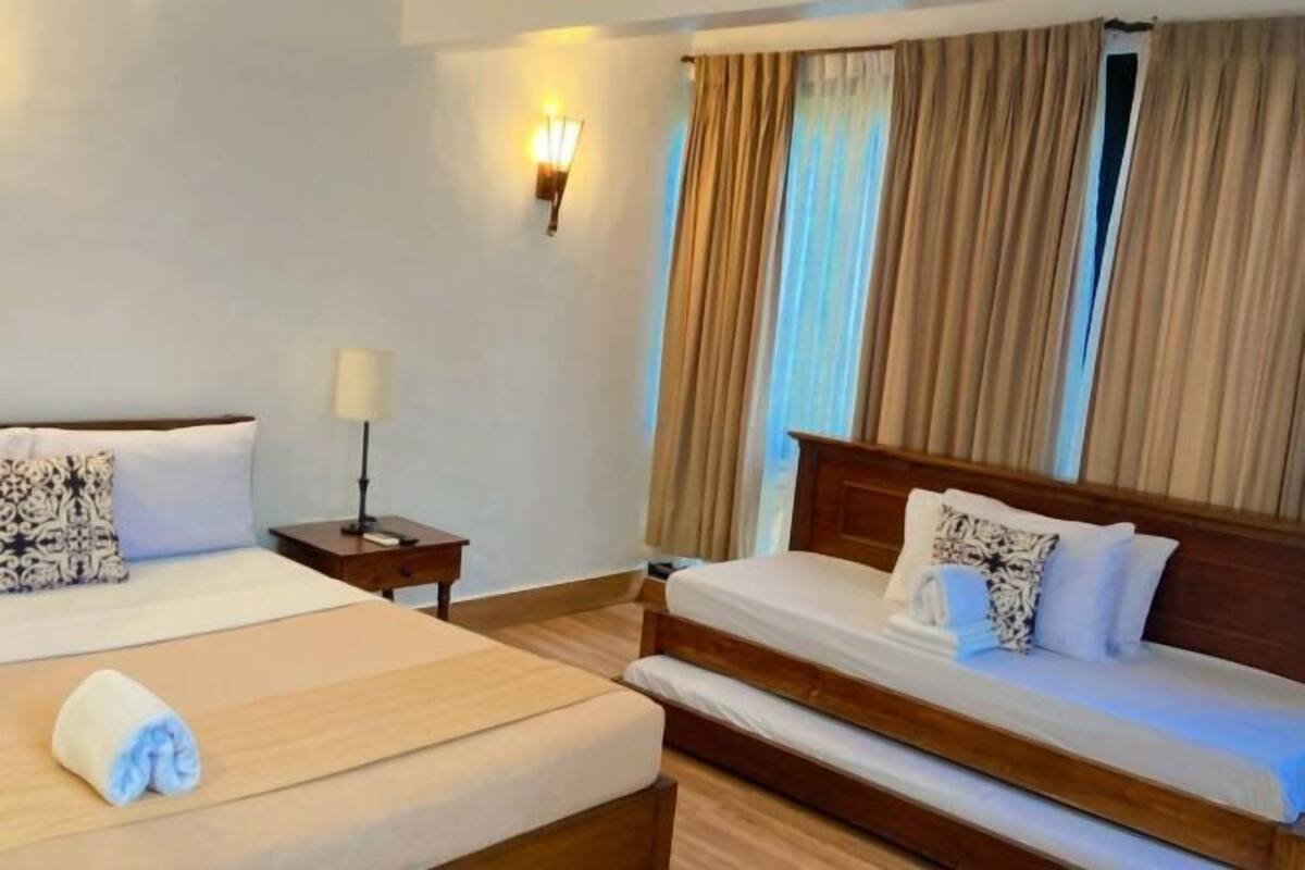 1 bedroom, desk, bed sheets
