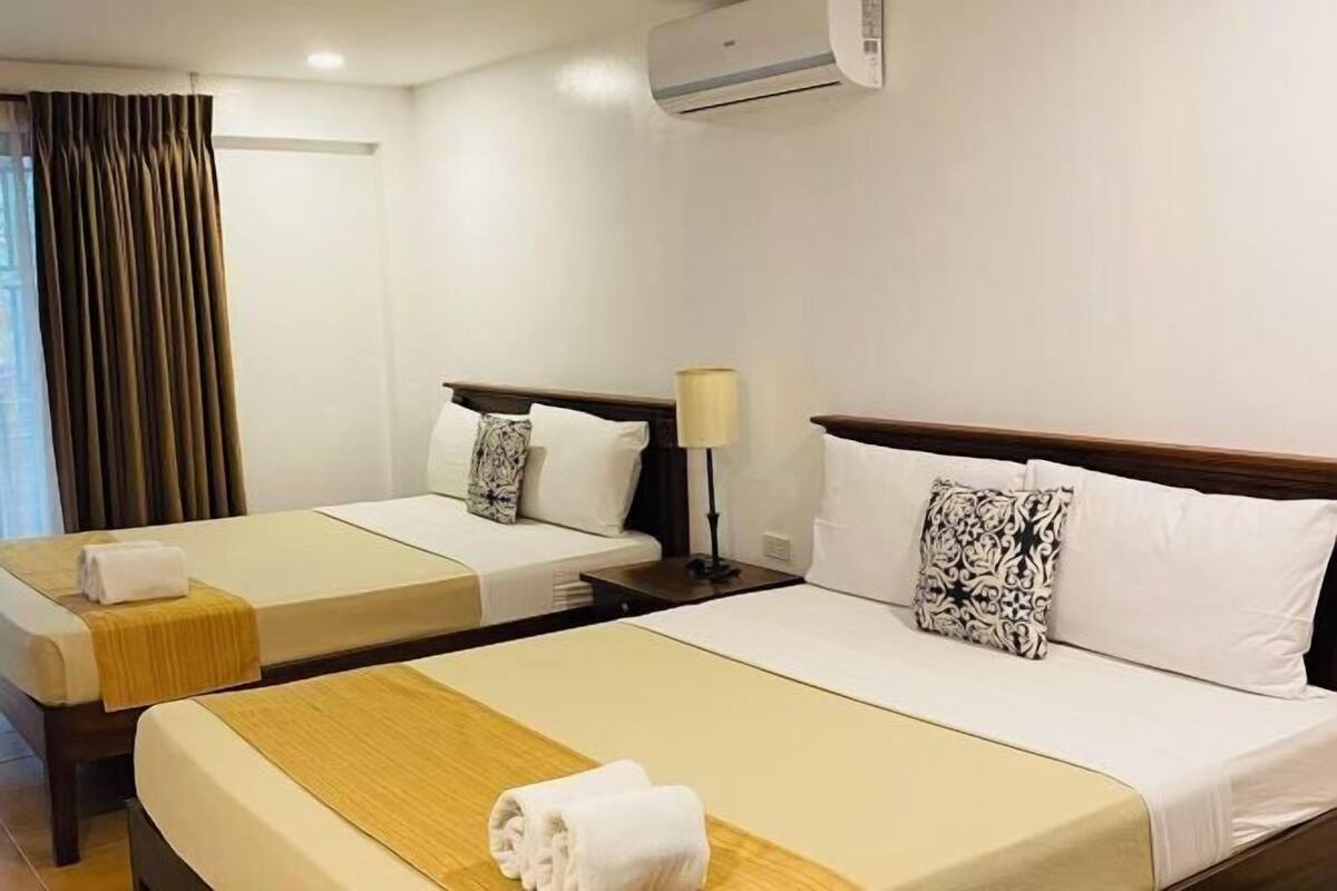 1 bedroom, desk, bed sheets