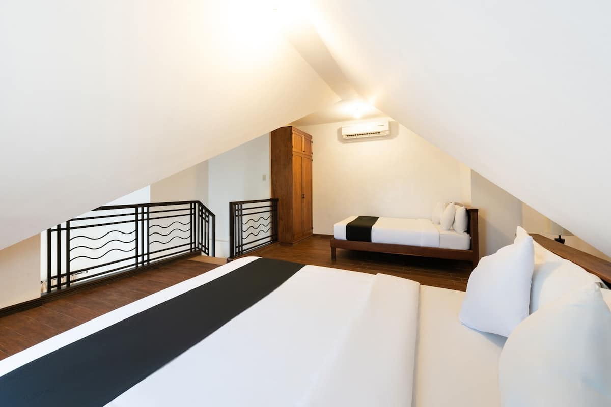 1 bedroom, desk, bed sheets