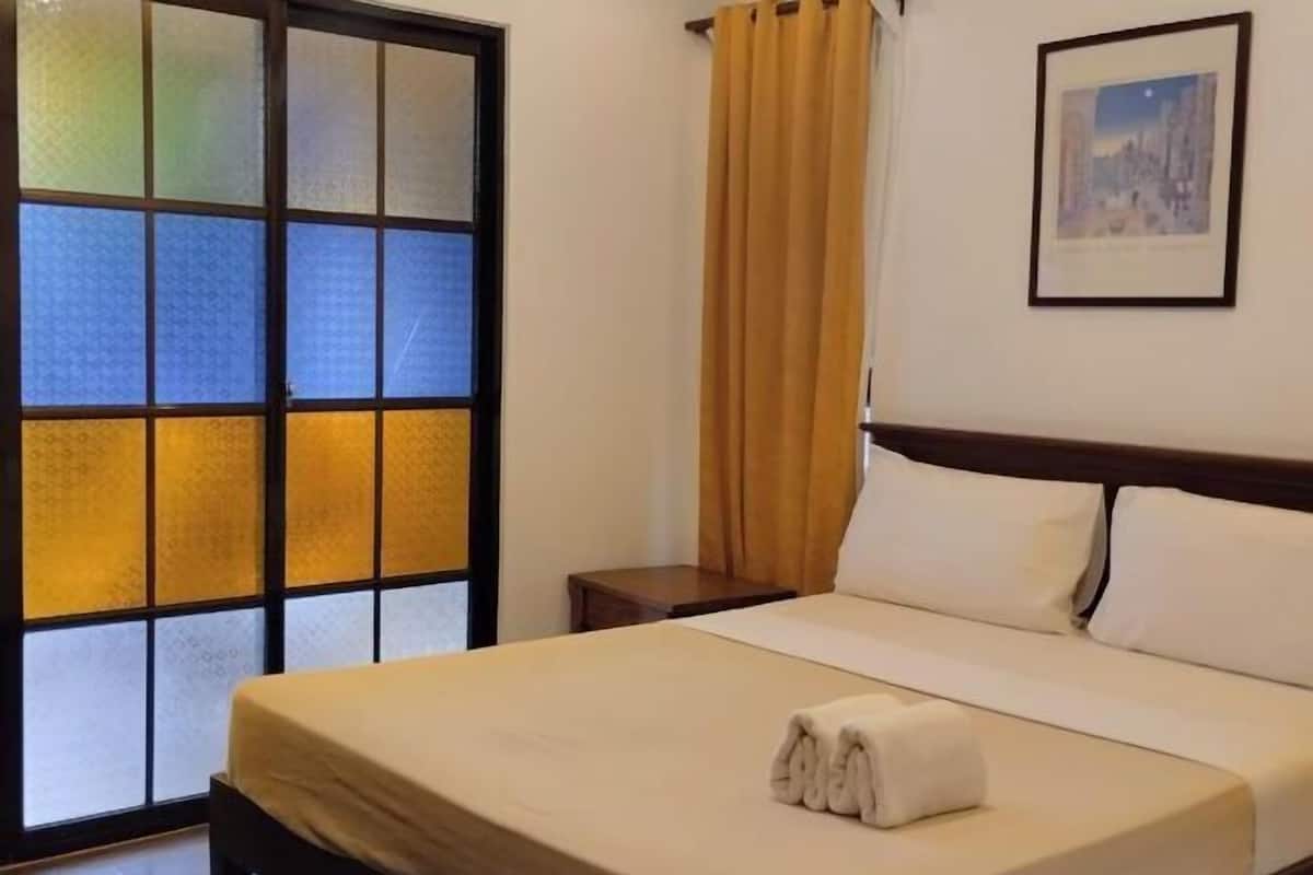 1 bedroom, desk, bed sheets