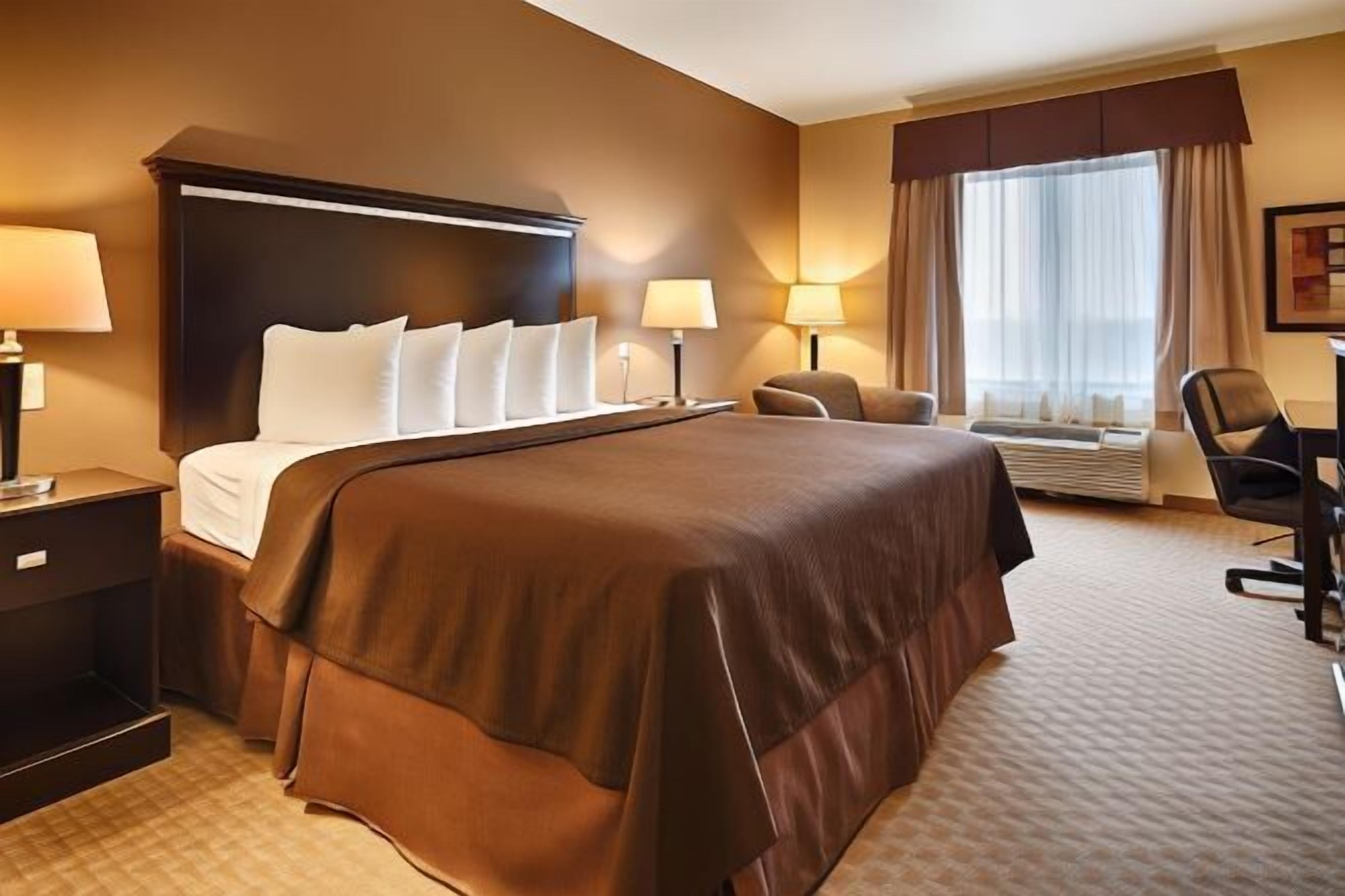 Desk, laptop workspace, iron/ironing board, rollaway beds