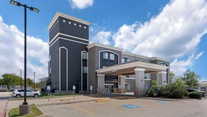 A modern building with a central tower, a covered entrance, and a parking area with handicapped spaces. - Quality Inn & Suites Groesbeck North (Groesbeck)