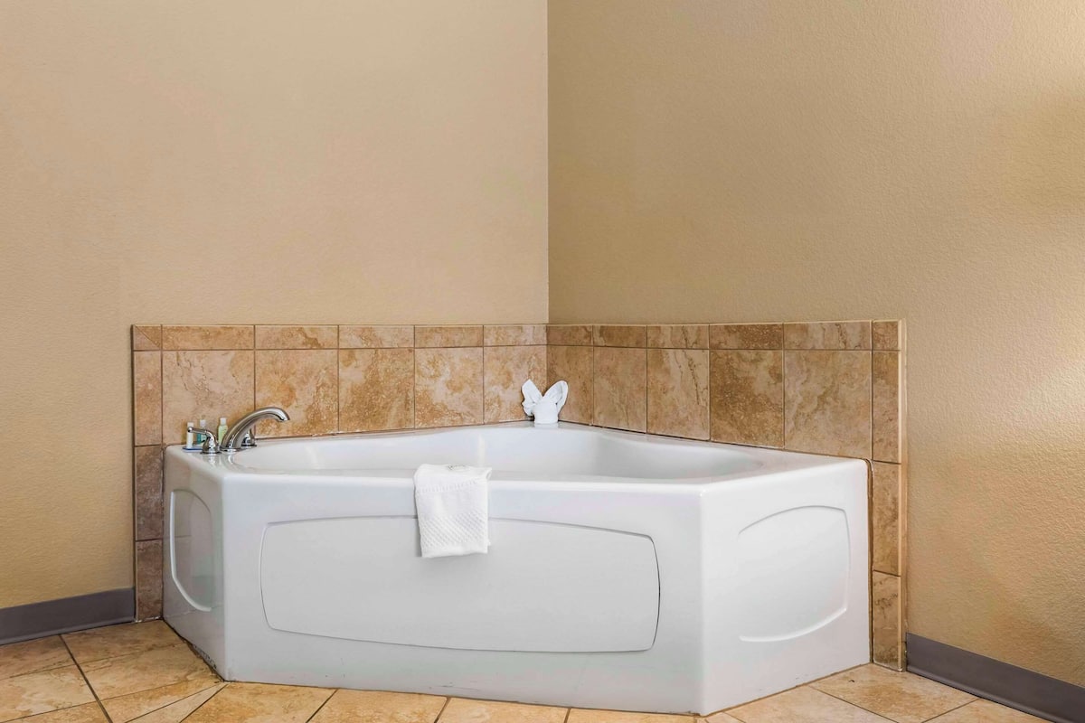 room, 1 king bed, accessible, non smoking | pillow-top beds, desk, iron/ironing board, free wifi