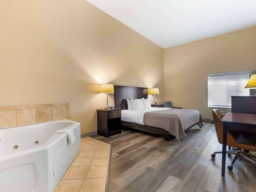 Surmatelas, bureau, fer et planche Ă repasser, Wi-Fi gratuit